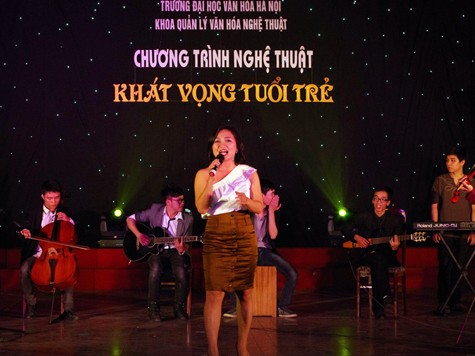 Ca sỹ Mai Trang khuấy động sân khấu